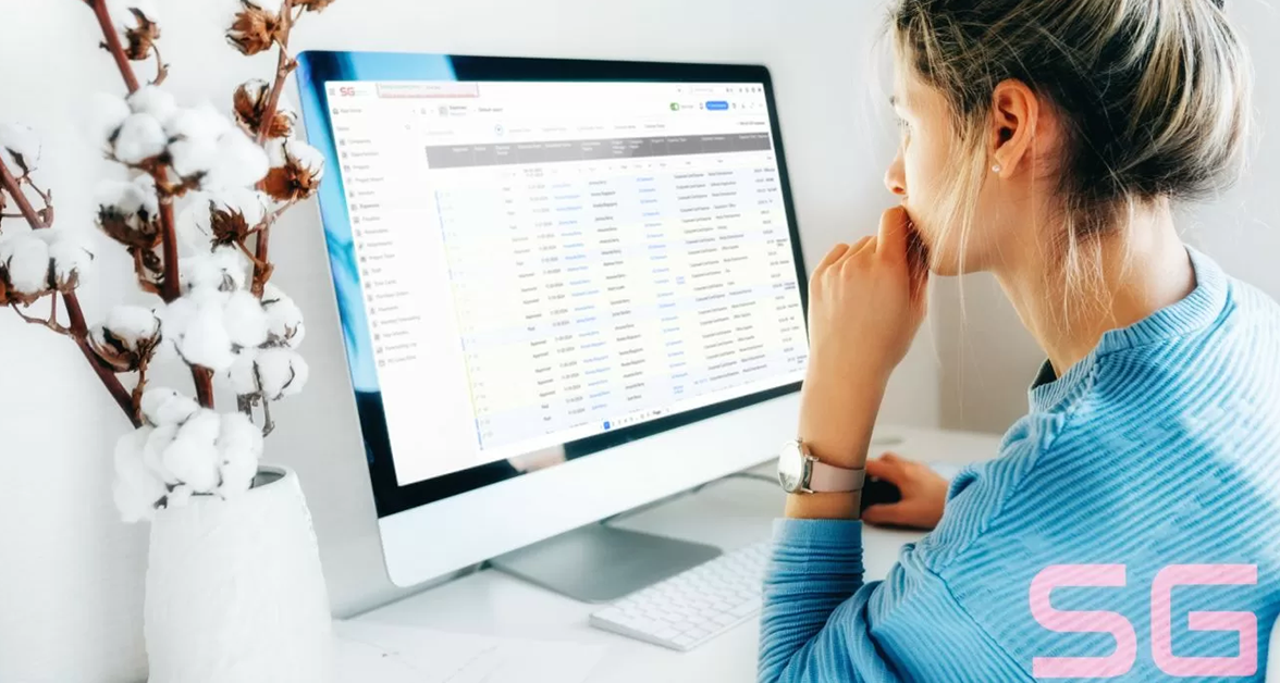 customer-story-sg-network-services-woman-monitor customer-story-sg-network-services-woman-monitor